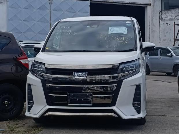 Toyota Noah 1.8 FWD Hybrid (7 seater) 2019 White