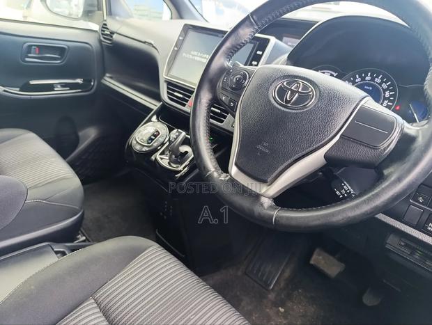 Toyota Noah 1.8 FWD Hybrid (7 seater) 2019 White