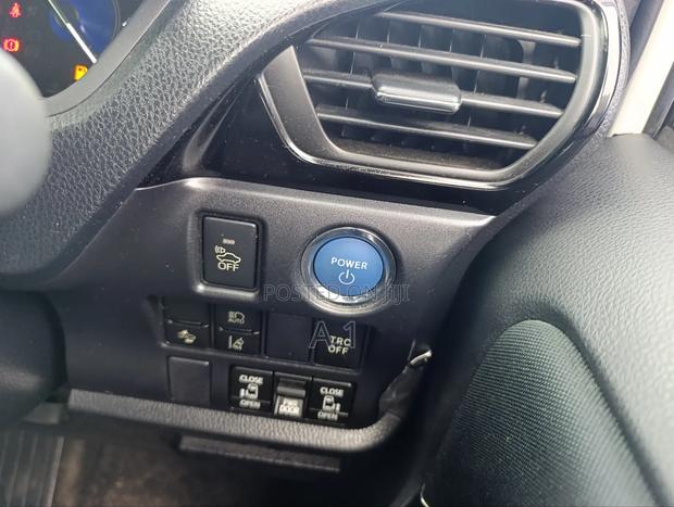 Toyota Noah 1.8 FWD Hybrid (7 seater) 2019 White
