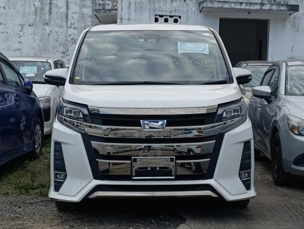 Toyota Noah 1.8 FWD Hybrid (7 seater) 2019 White