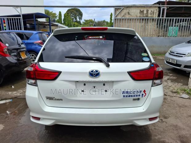 Toyota Corolla Fielder 1.5 Hybrid FWD 2018 White