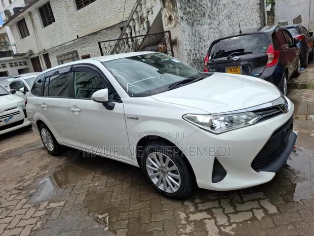 Toyota Corolla Fielder 1.5 Hybrid FWD 2018 White