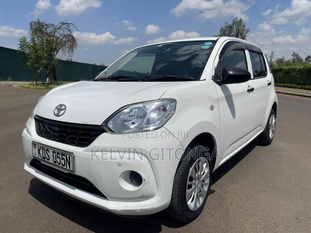 Toyota Sienta 2012 White