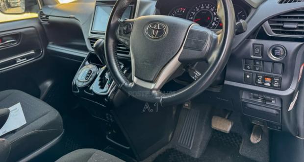 Toyota Noah 2.0 FWD (8 Seater) 2019 White
