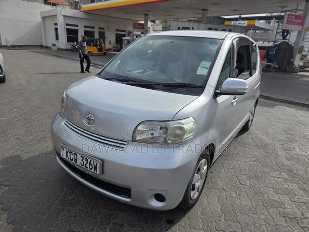 Toyota Porte 2012 Silver