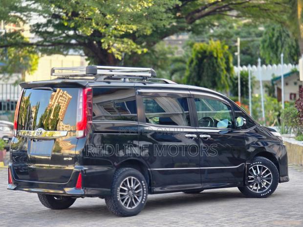 Toyota Noah 2.0 AWD (6 Seater) 2017 Black