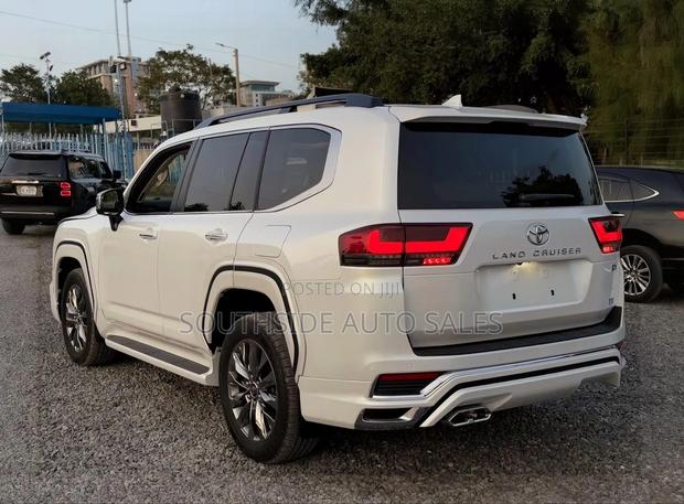 Toyota Land Cruiser LC300 2023 White