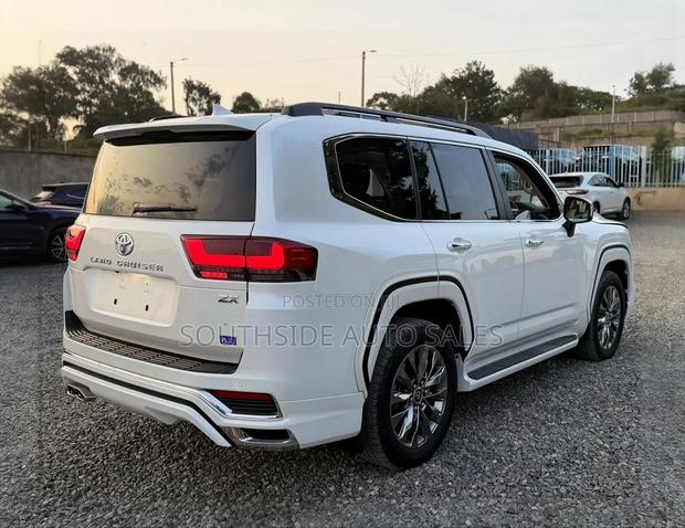 Toyota Land Cruiser LC300 2023 White