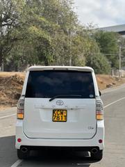 Toyota Voxy 2013 White for sale