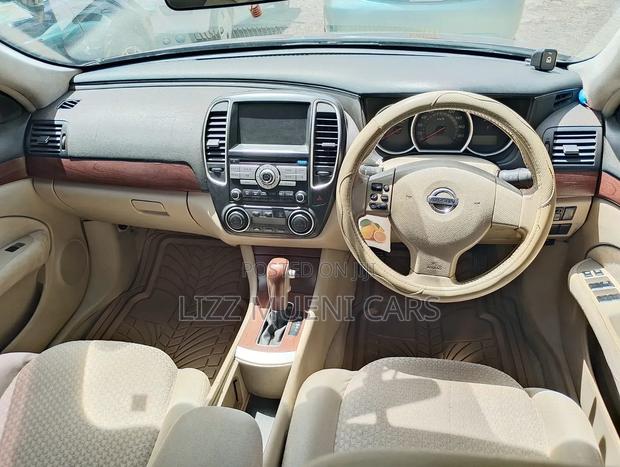 Nissan Bluebird 2010 Maroon