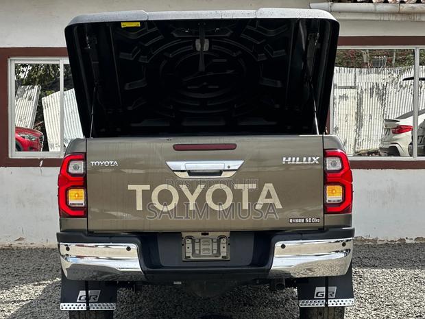 Toyota Hilux 2021 Gold