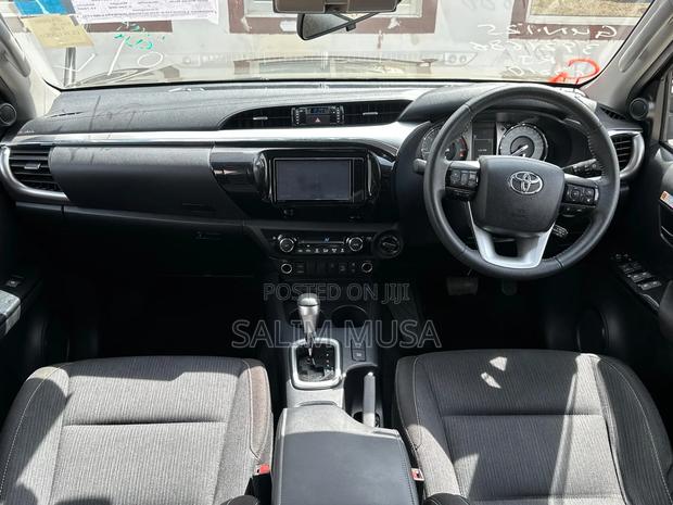 Toyota Hilux 2021 Gold