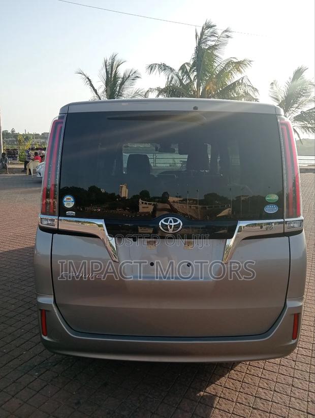 Toyota Esquire 2.0 FWD (7 seater) 2018 Brown