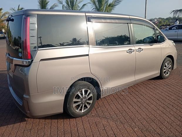 Toyota Esquire 2.0 FWD (7 seater) 2018 Brown