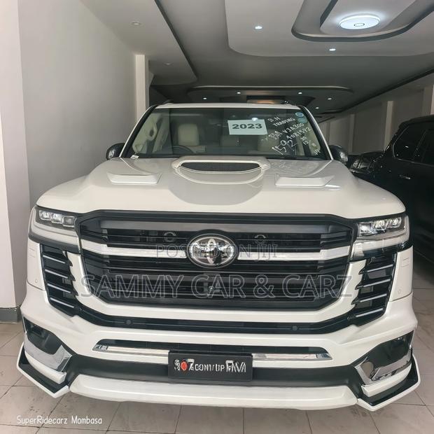 Toyota Land Cruiser LC300 2023 White