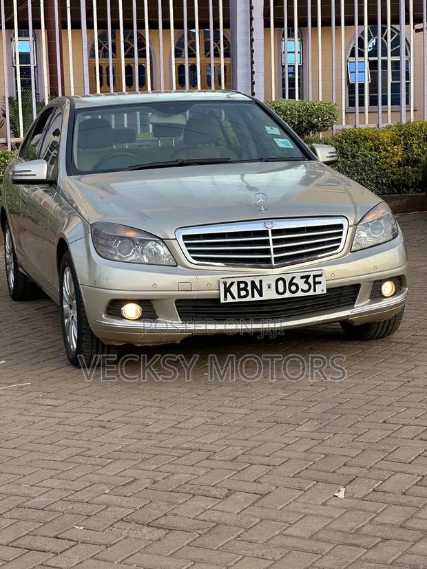 Mercedes-Benz C200 2010 Gold