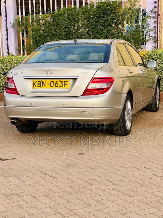 Mercedes-Benz C200 2010 Gold