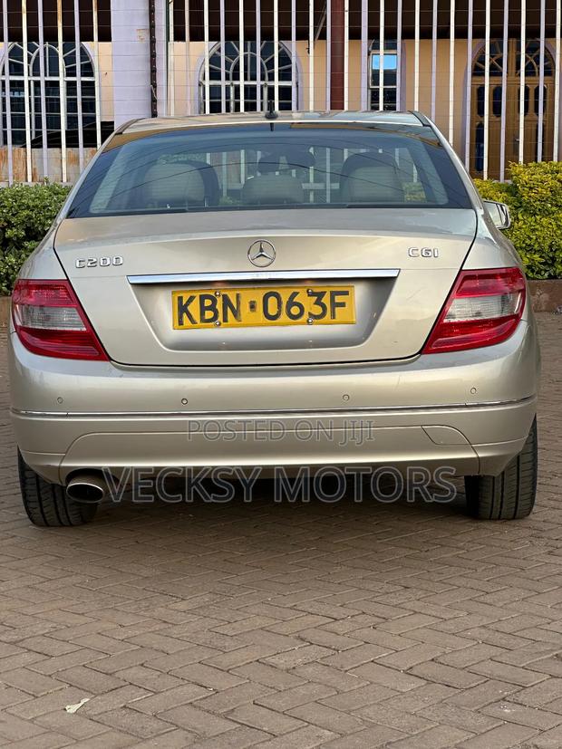 Mercedes-Benz C200 2010 Gold