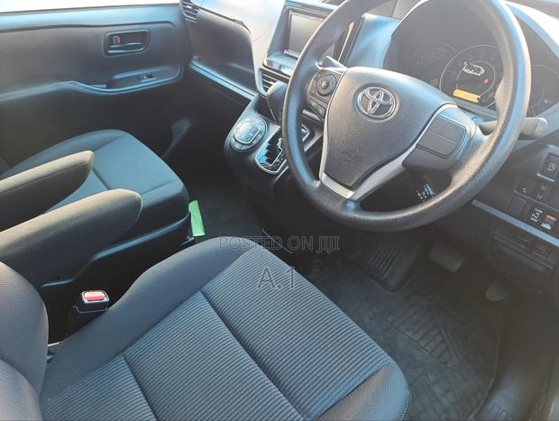 Toyota Voxy 2018 Pearl