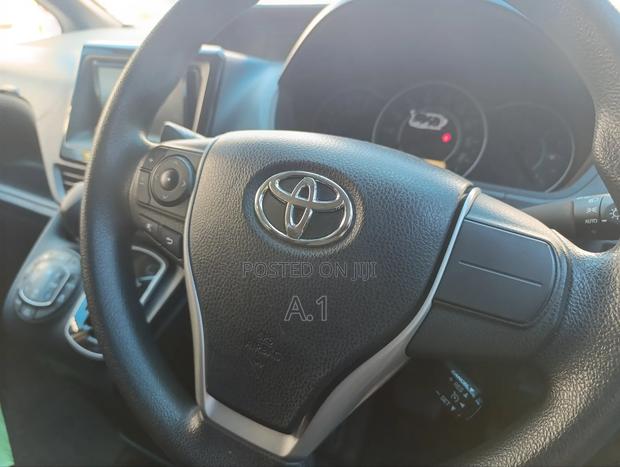 Toyota Voxy 2018 Pearl