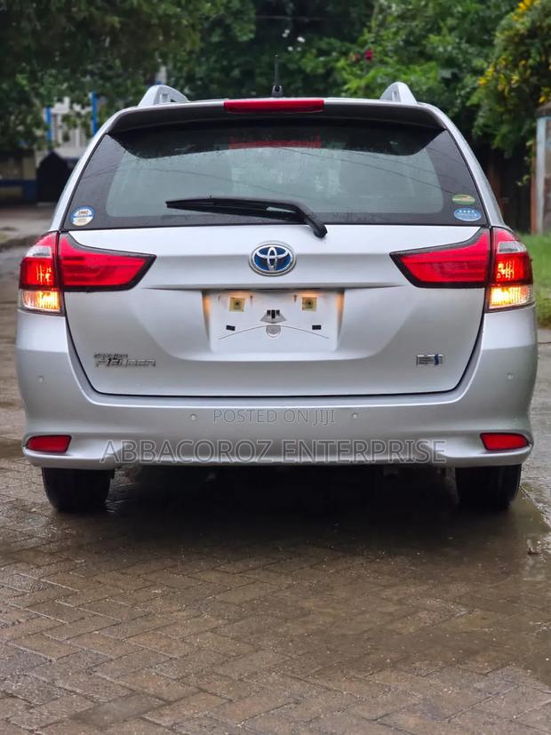 Toyota Corolla Fielder 1.5 Hybrid FWD 2019 Silver