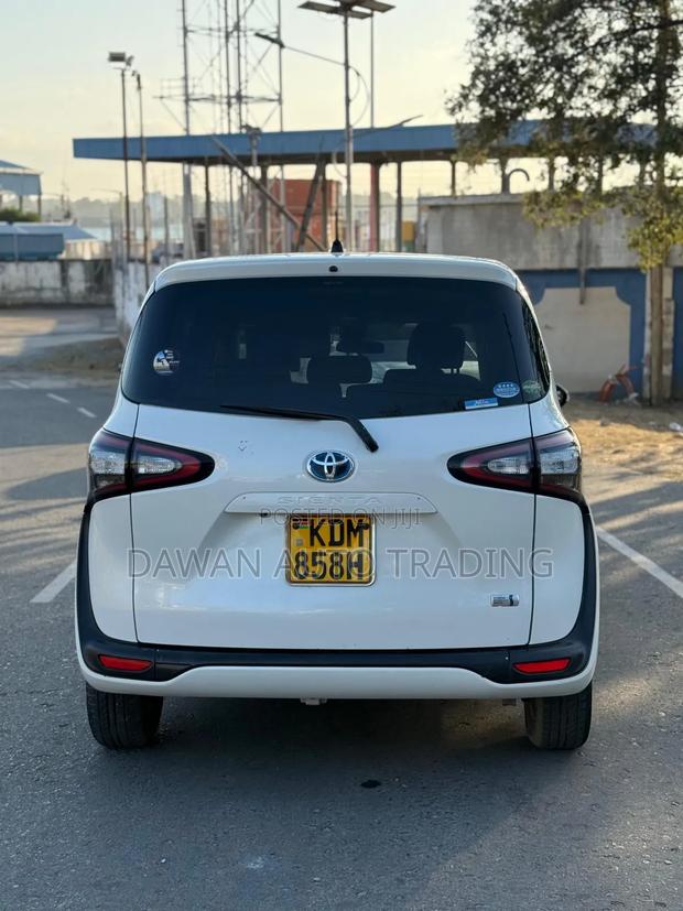 Toyota Sienta 1.5 Hybrid FWD 2016 White
