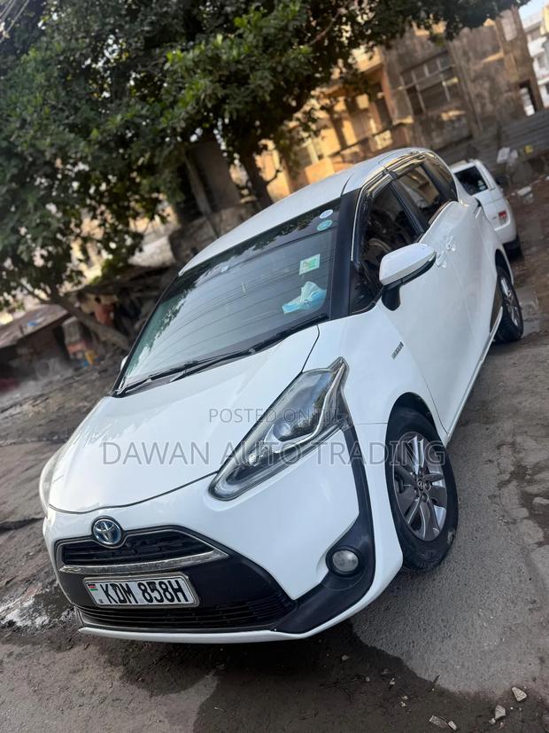 Toyota Sienta 1.5 Hybrid FWD 2016 White