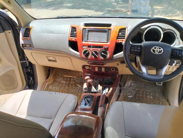 Toyota Hilux 2.5 D-4D 4X4 SRX 2010 Black