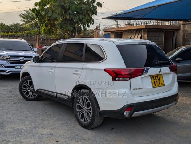 Mitsubishi Outlander SEL FWD 2016 White