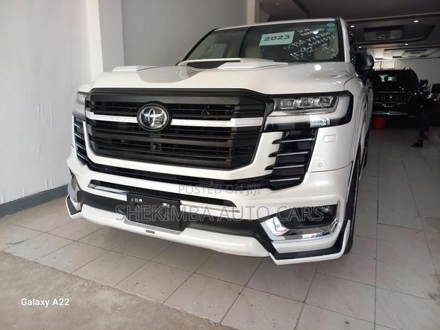 Toyota Land Cruiser LC300 2023 White