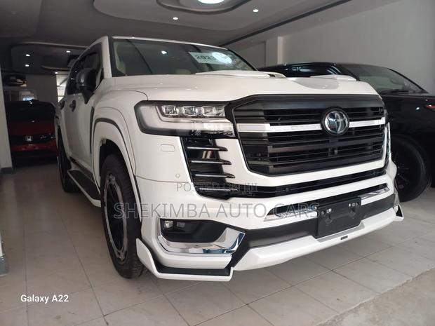 Toyota Land Cruiser LC300 2023 White