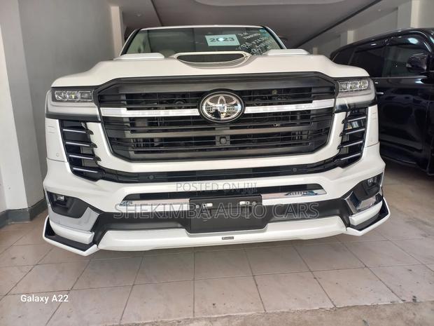 Toyota Land Cruiser LC300 2023 White