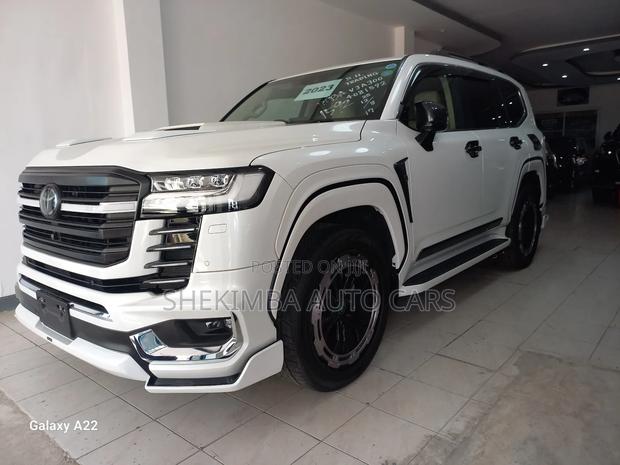 Toyota Land Cruiser LC300 2023 White