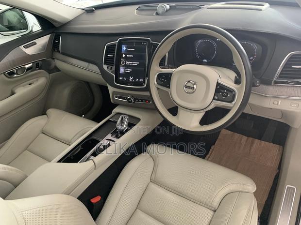 Volvo XC90 T6 Momentum 7 Passenger AWD 2020 Pearl