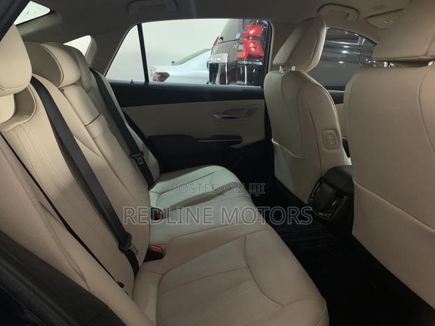 Toyota Crown 2018 Blue