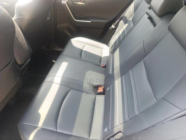 Toyota RAV4 XLE Premium FWD 2019 Pearl