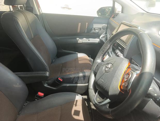 Toyota Sienta 1.5 Hybrid FWD 2018 Red