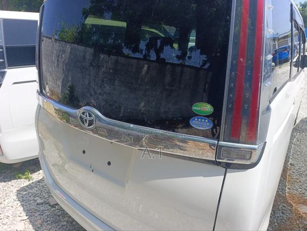 Toyota Noah 2.0 FWD (8 Seater) 2018 White