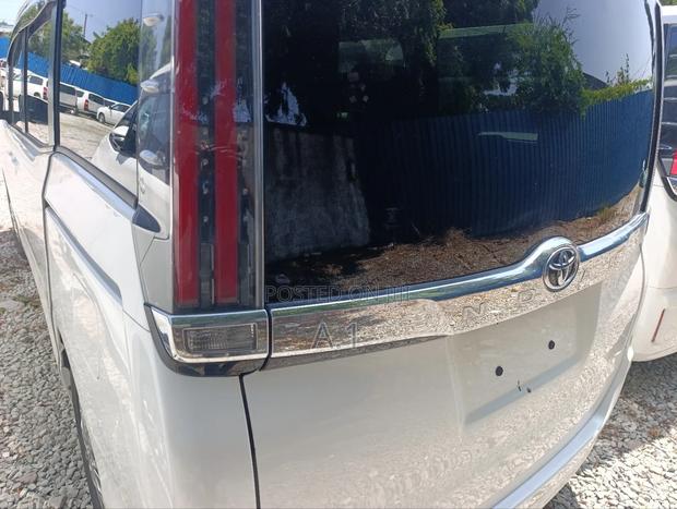 Toyota Noah 2.0 FWD (8 Seater) 2018 White