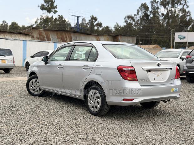 Toyota Axio 1.5 Hybrid 2WD 2019 Silver