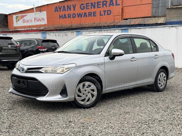 Toyota Axio 1.5 Hybrid 2WD 2019 Silver