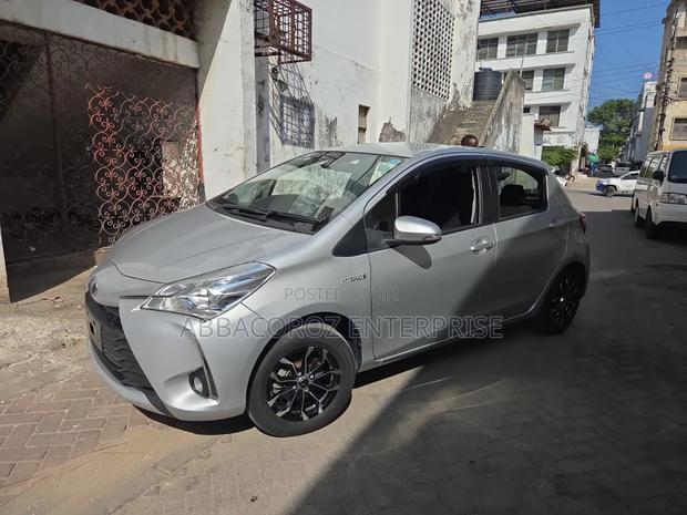 Toyota Vitz 1.5 FWD Hybrid 5dr 2018 Silver
