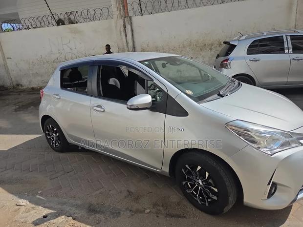 Toyota Vitz 1.5 FWD Hybrid 5dr 2018 Silver