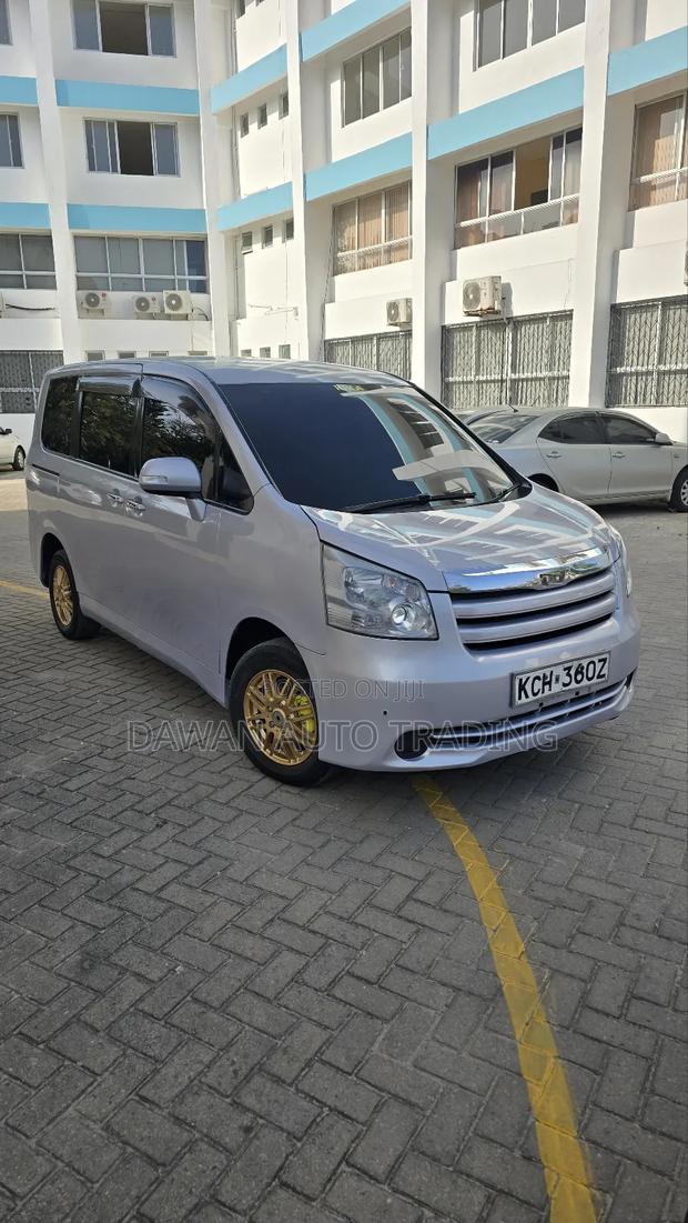 Toyota Noah 2010 Purple
