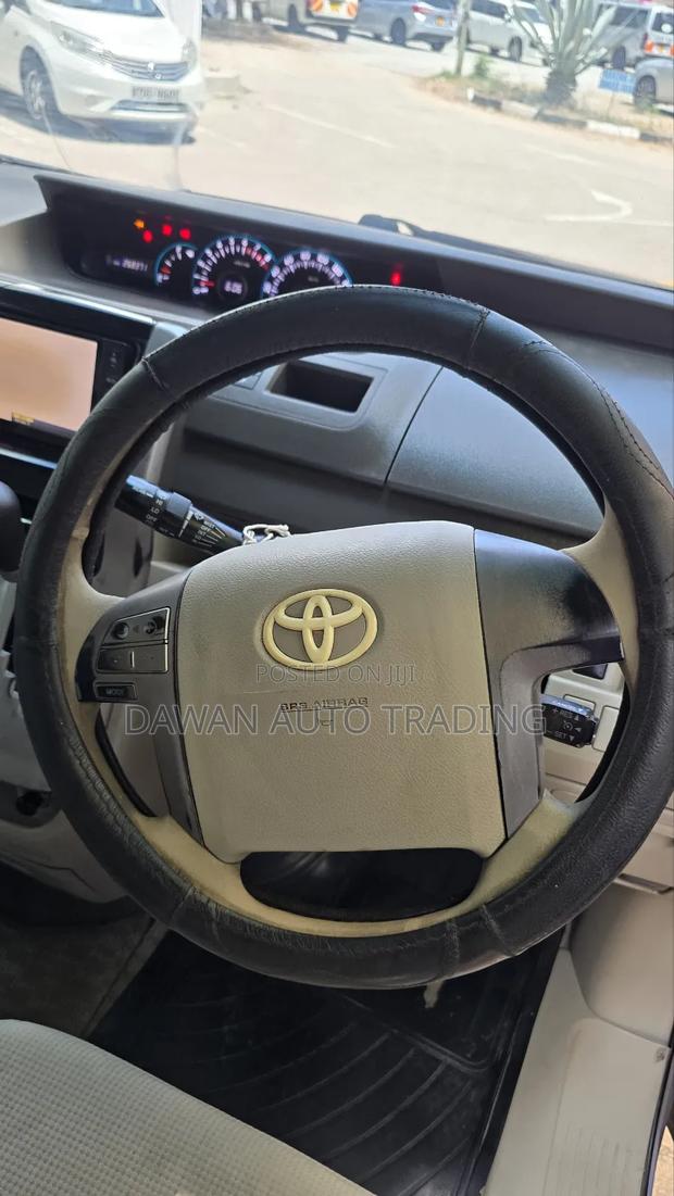 Toyota Noah 2010 Purple