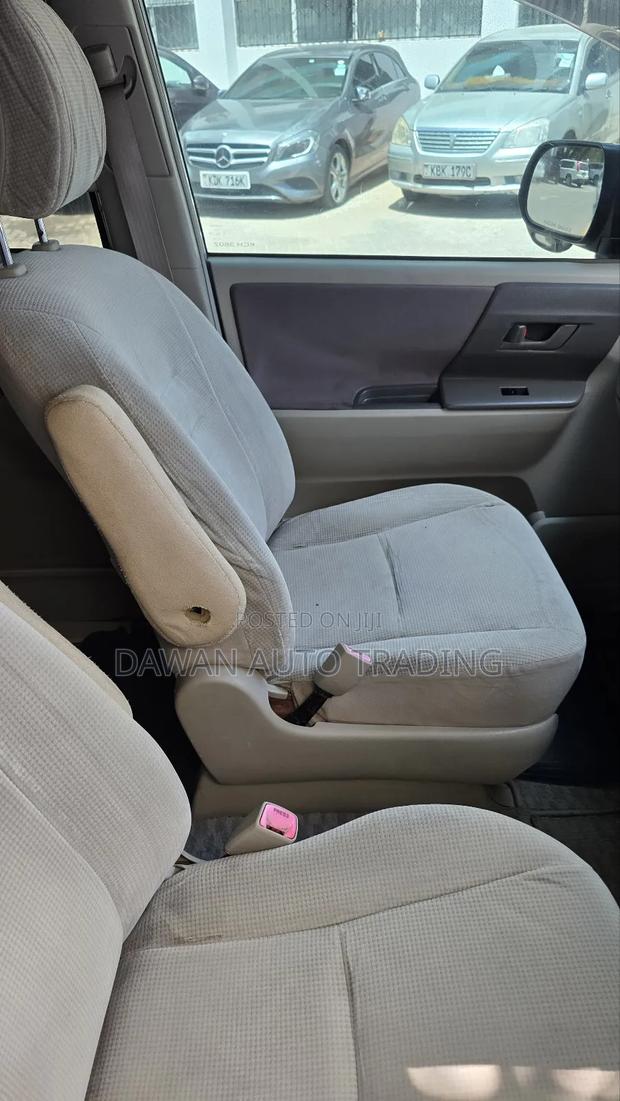 Toyota Noah 2010 Purple