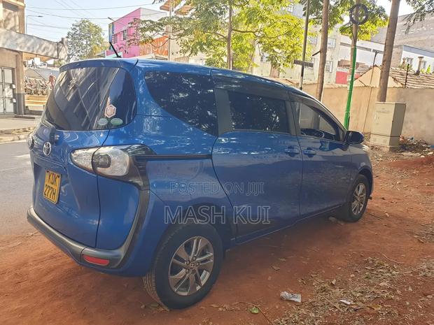 Toyota Sienta 2014 Blue