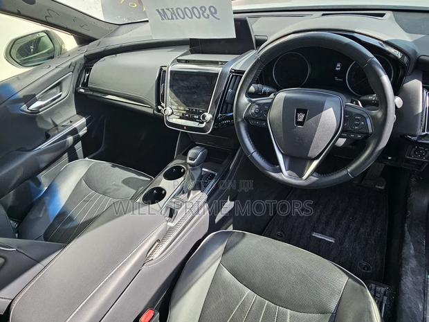 Toyota Crown 2019 Silver