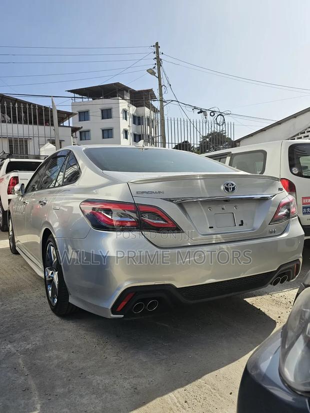 Toyota Crown 2019 Silver
