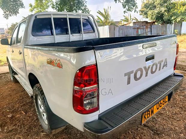 Toyota Hilux 2013 White